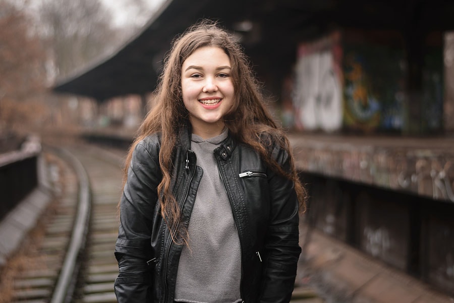 Isabelle in Lederjacke | TfP-Shooting am S-Bhf Siemensstadt | Peter R. Stuhlmann Fotografie
