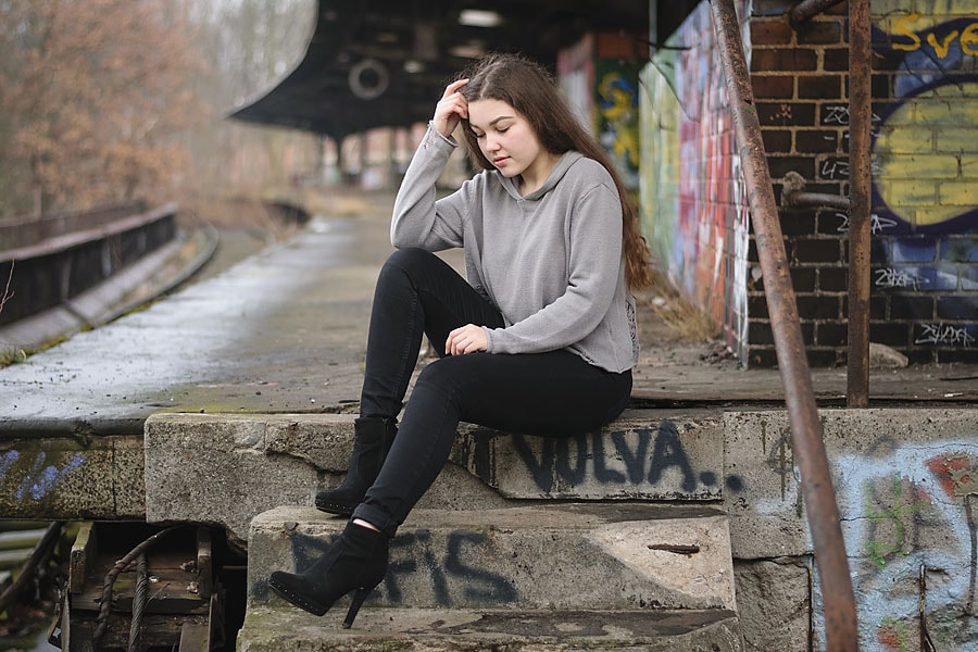 Isabelle sitzt auf den Stufen am Bahnsteig. | TfP-Shooting am S-Bhf Siemensstadt | Peter R. Stuhlmann Fotografie